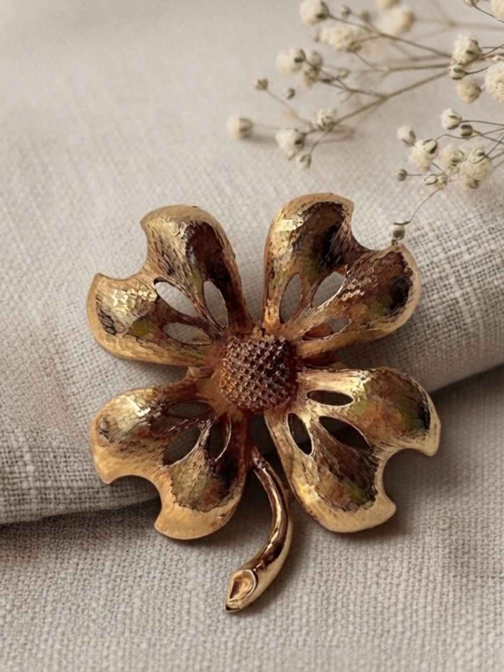 Vintage 70s/80s Gold-Tone Floral Scarf Clip